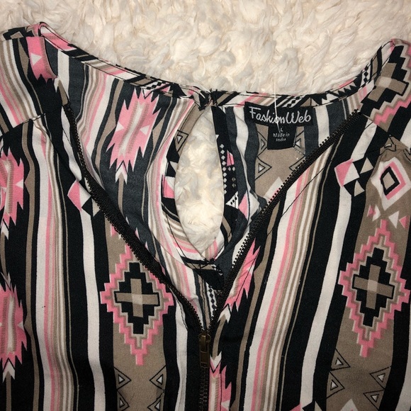 ✨Cute ‘Fashion Webb’ patterned Romper size L ✨ - Picture 3 of 3